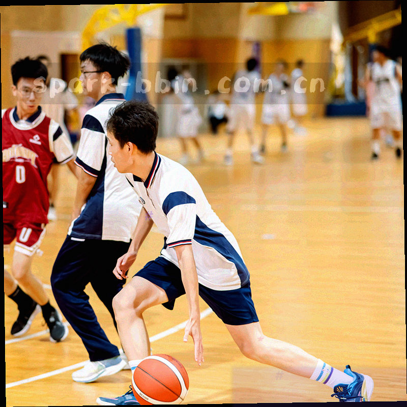橙色反馈按钮从深蓝目录卡边缘浮出的抽象示意